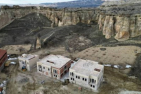 kutlesel-mirasimiz-olan-bolgede-peribacalarinin-ortasina-betonarme-binalar-yapiliyor-kapadokya-yok-ediliyor-48zuJbbZ.jpg