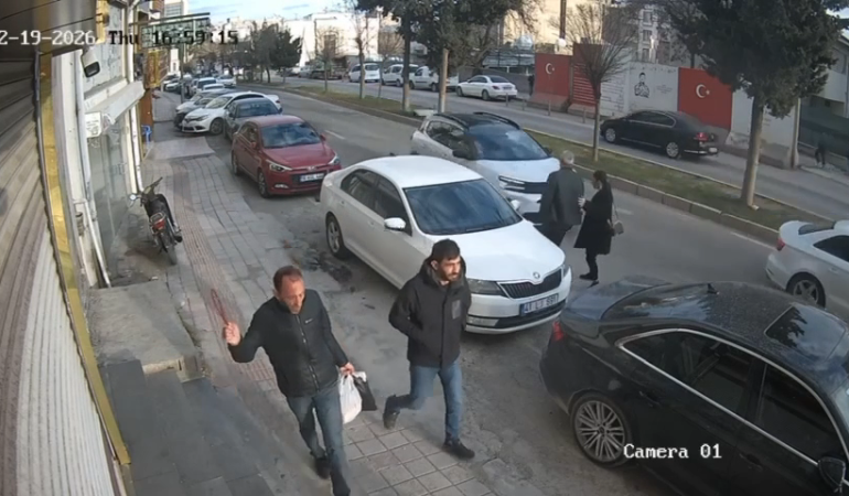 Mardin’de cipin çarptığı öğretmen yaralandı; kaza kamerada