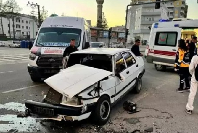 Mardin’de minibüs ile otomobil çarpıştı: 6 yaralı