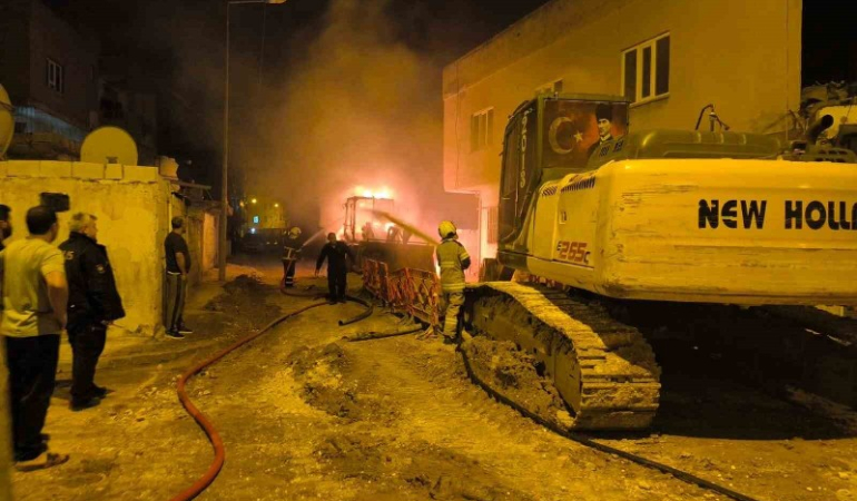 Mardin’de park halindeki 2 iş makinesi yandı