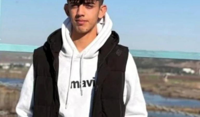 Mardinli genç, elektrik direğine çarpan otomobilde hayatını kaybetti