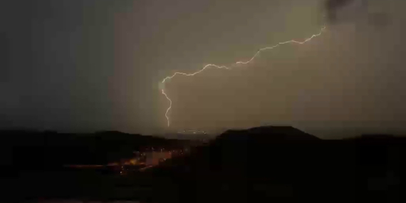 Mardin’de şimşek ve yıldırım görsel şölen oluşturdu