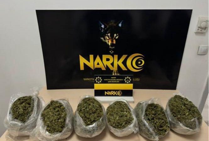 Mardin’de durdurulan şüpheli araçta 3 kilo uyuşturucu çıktı