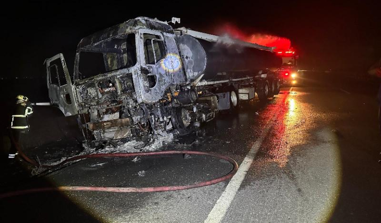 Seyir halindeki tanker alevlere teslim oldu