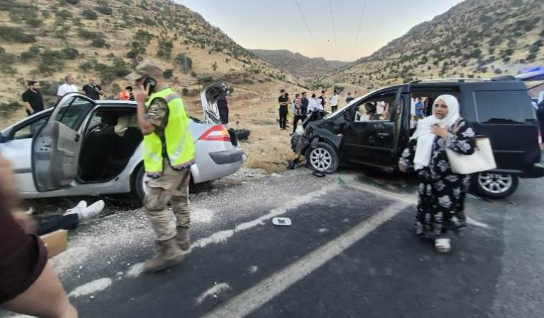 Mardin’de hafif ticari araç ile otomobil çarpıştı: 1 ölü, 7 yaralı