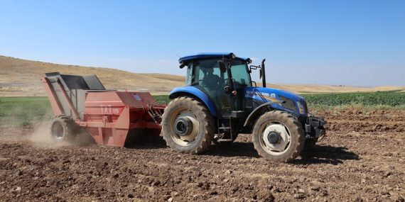 Mardin’de, çiftçiye ücretsiz taş toplama makinesi desteği
